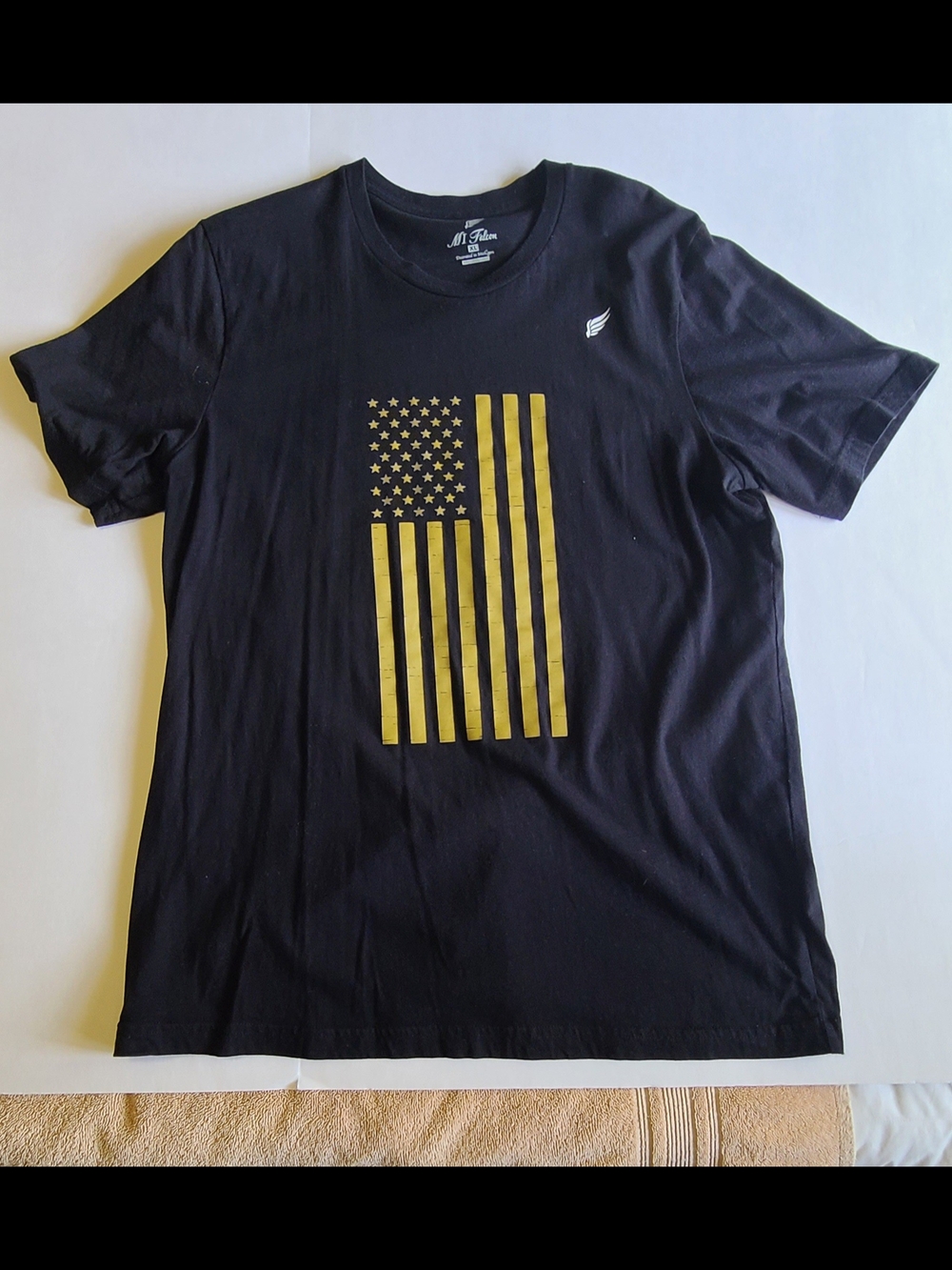 Men's Black T-Shirt with Gold Flag Graphic MI Falcon size XL